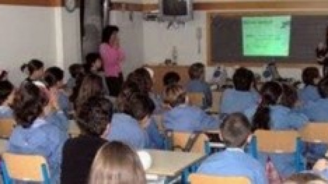 Una classe numerosa della scuola primaria. 