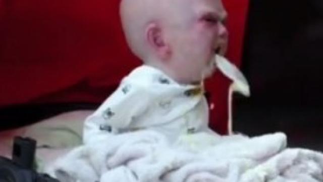 Il bambino demoniaco che spaventa la city