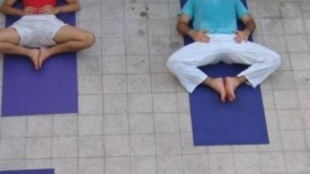 Una classe di Yoga, la disciplina tradizionale