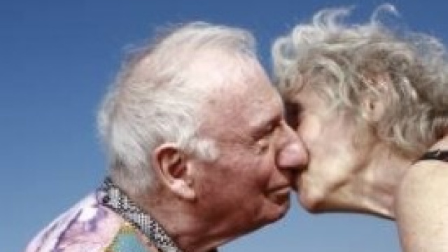 Una coppia di over 70 si scambia tenero bacio