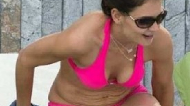 Katie Holmes, primo gossip e microbikini 2014
