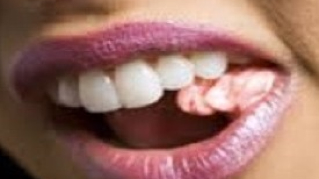 Ragazza che mastica gomma americana