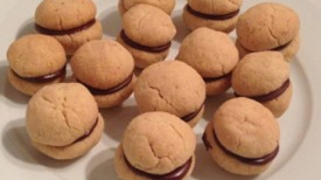 Biscotti Baci di Dama sul piatto da portata