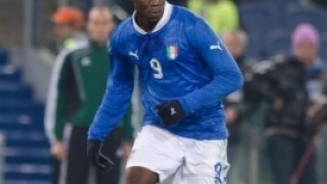 Il gestaccio di Balotelli ai tifosi del Cagliari