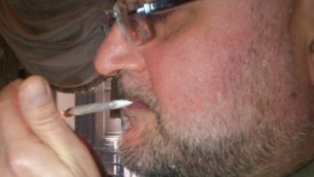 Farina di SEL fuma uno spinello.