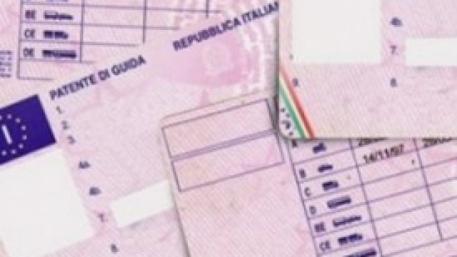 Un esempio del retro rosa della patente odierna