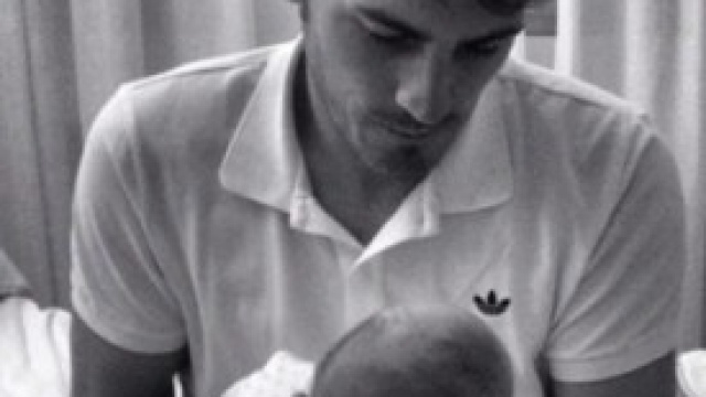 Iker Casillas con in braccio il figlio Martin