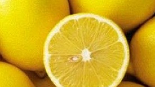 Il limone, uno dei cibi detox per eccellenza
