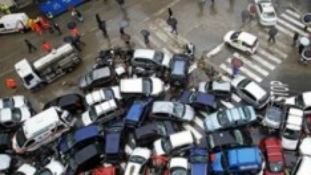 Genova, le macchine accatastate dopo l'alluvione 