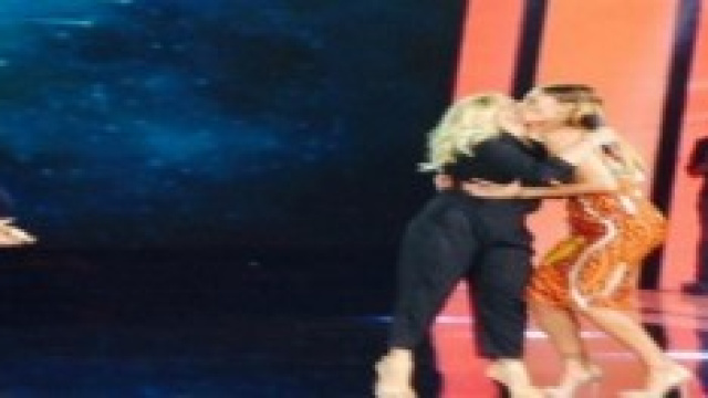 Belen Rodriguez e EmmaMarrone abbraccio in tv