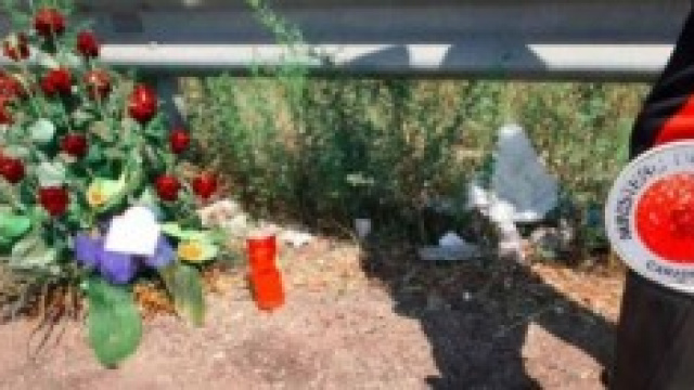 Pirata della strada investe gruppo di ciclisti