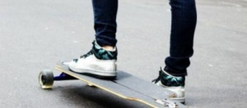 Meninas tamb&eacute;m andam de longboard.