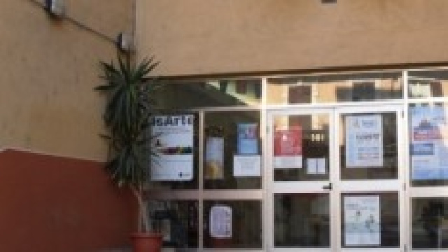 Scoperto uomo armato in una scuola di Napoli