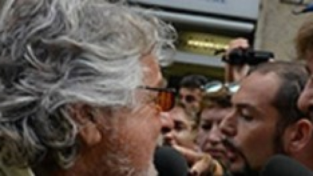 Beppe Grillo contestato nella sua Genova