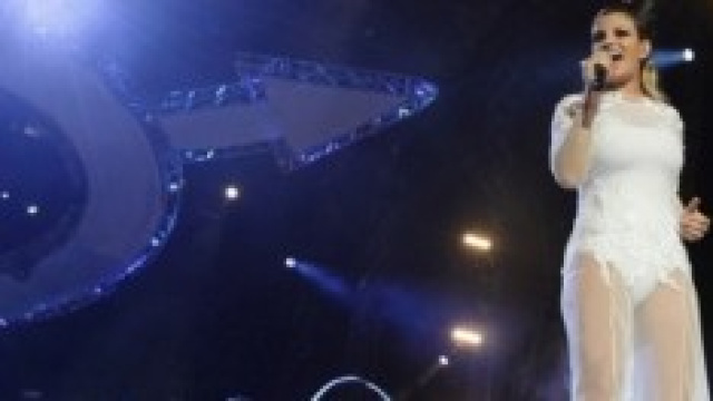 Emma Marrone, testo Resta ancora un po'