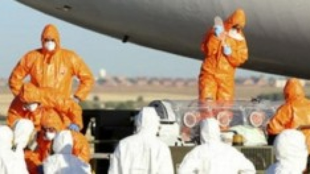 Le squadre di sicurezza con le speciali tute