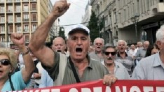 manifestanti in rivolta per le vie di Atene