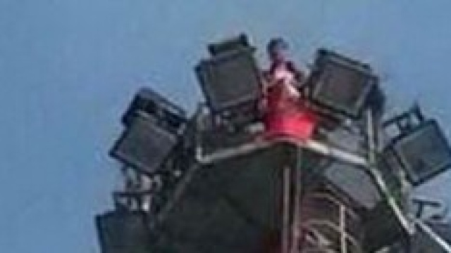 Lavoratori su torre per protesta (fonte Facebook)