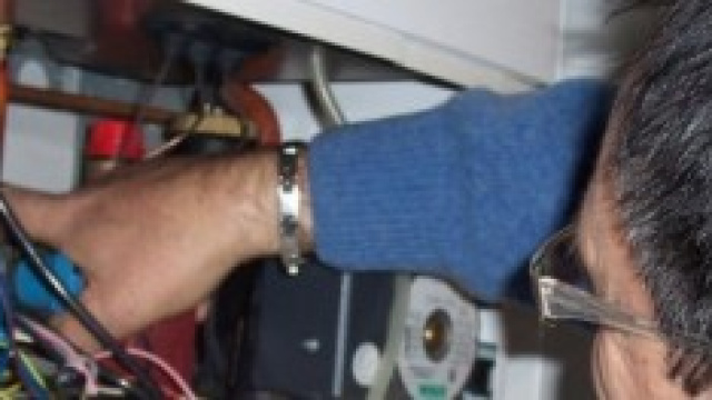 Operaio al lavoro su una caldaia