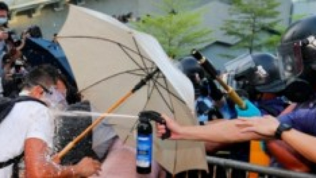 Spray urticanti contro i manifestanti di Hong Kong