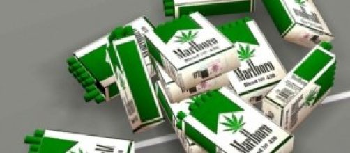 Cajet&iacute;n de Marlboro M, con logotipo