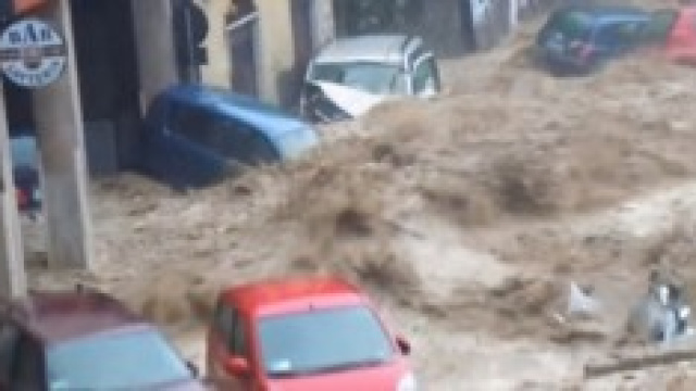 Auto travolte da un'alluvione