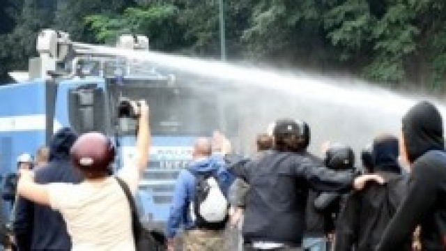 Idranti contro i manifestanti a Napoli