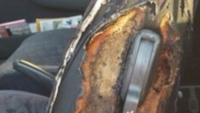 Il sedile di una Fiat Bravo ha preso fuoco.