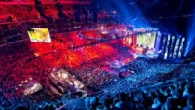 Un arena di e-sports gremita di migliaia di fans