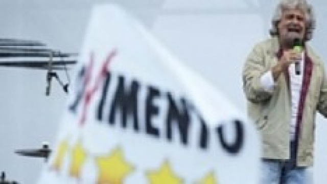 Beppe Grillo sul palco del M5S