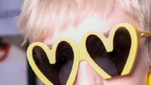 Gli occhiali a cuore di Moschino: pop, molto pop!