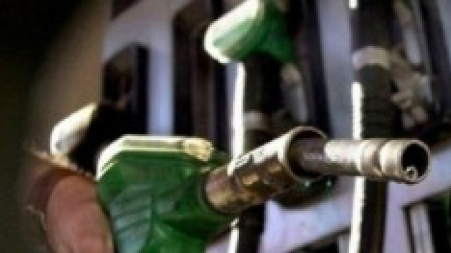 I prezzi dei carburanti alla pompa non scendono
