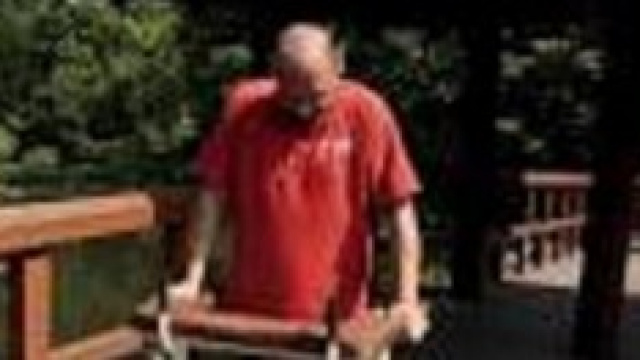 Uomo paralizzato torna a camminare