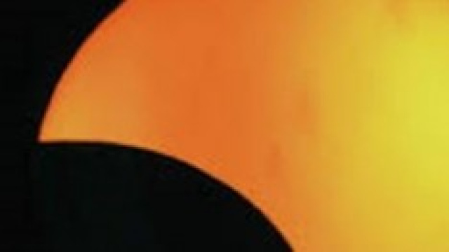Eclissi solare parziale verso mezzanotte.
