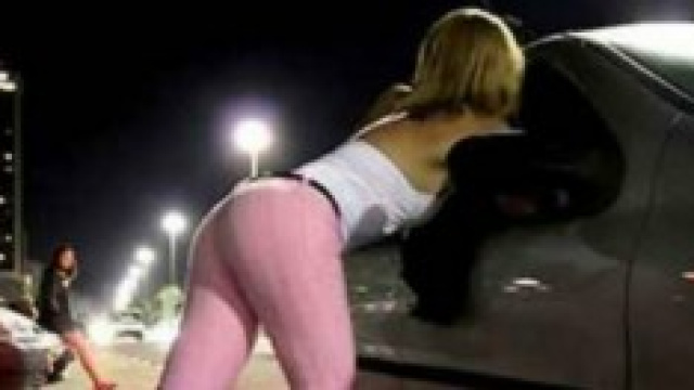 Una prostituta in servizio