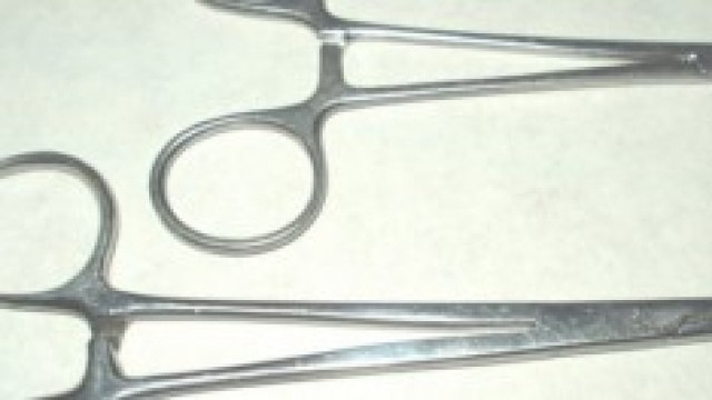 Strumenti chirurgici usati come oggetti di piacere