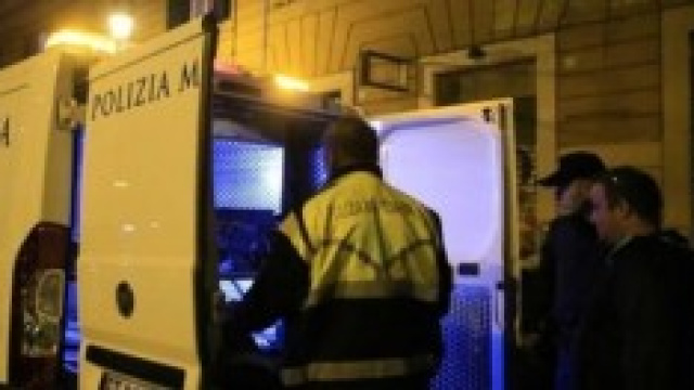 La polizia mortuaria in via Carlo Felice.