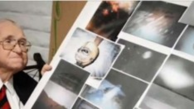 Bushman fa vedere alcune fotografie