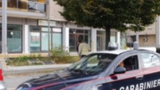 Davanti al palazzo dove si &egrave; svolta la tragedia. 