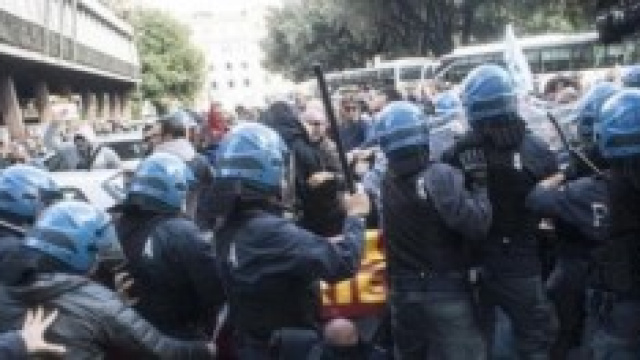 La carica della polizia alla manifestazione Ast