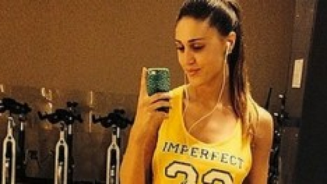 Cecilia Rodriguez in palestra mentre scatta selfie