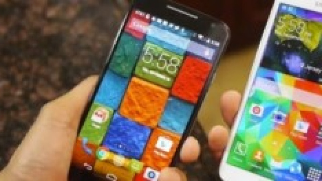Motorola Moto X a confronto con il Samsung S5.