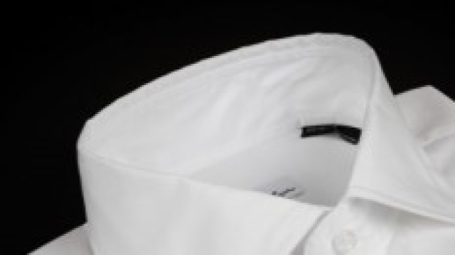 Camicia bianca con colletto morbido sartoriale.