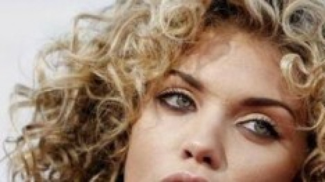 Capelli ricci in versione bob medio