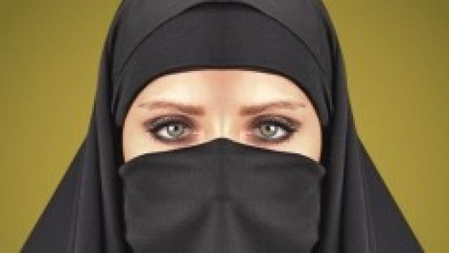 Donna kamikaze si scaglia contro l'Isis.
