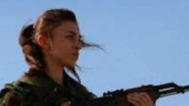 Giovane donna kamikaze anti Isis a Kobane