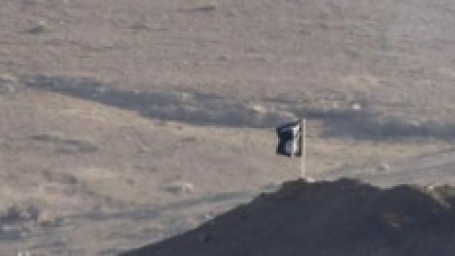 La bandiera nera dell'Isis sulle colline di Kobane