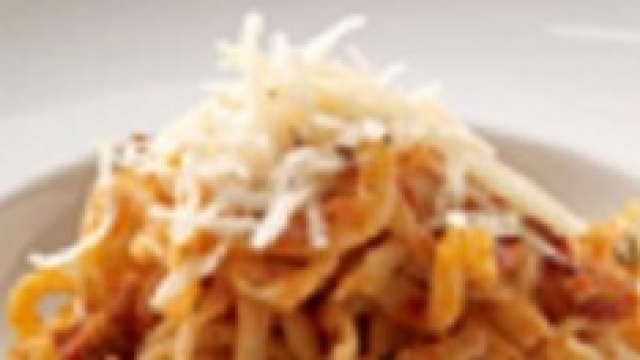 Piatto di trofie al pesto rosso