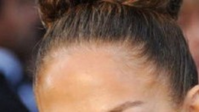 Chignon alto, minimal e dalle linee pulite