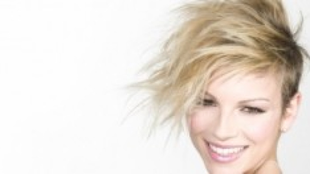 Emma Marrone in radio con "Resta ancora un po'".